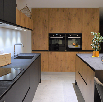 Cuisine sans poignée noire et bois