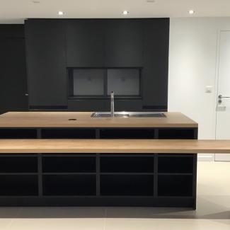 cuisine_noir_mat_et_bois.jpg
