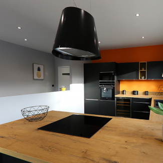 cuisine-noire-et-bois-realisee-a-cany-barville.jpg